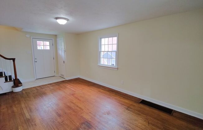 *Recently Updated 3BD/1BA Available for Rent in Brookline area*