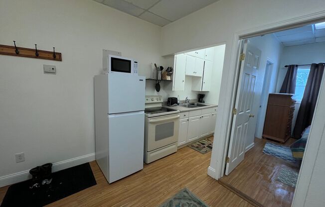 1 bed, 1 bath, $1,250, Unit 4