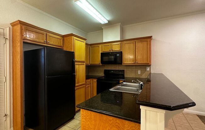 3 beds, 3 baths, $2,100, Unit B