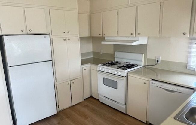 2 beds, 1 bath, 720 sqft, $2,795, Unit 165
