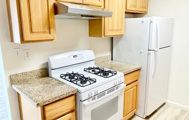 2 beds, 1 bath, $2,000, Unit 14