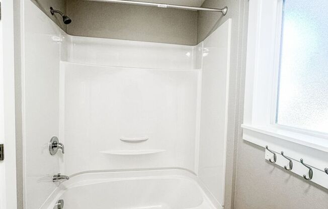 3 beds, 1 bath, 1,000 sqft, $1,975, Unit L1