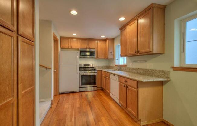 Mt. Baker - Beautiful 3 Bedroom / 2.5 Bath Townhome w/ Garage