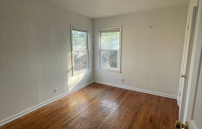 1/2 off first months rent-Cute 2/1 duplex-Freshly painted, wood floors, WD connections