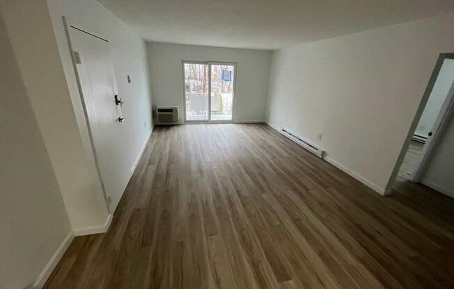 2 beds, 1 bath, 850 sqft, $2,350, Unit 28