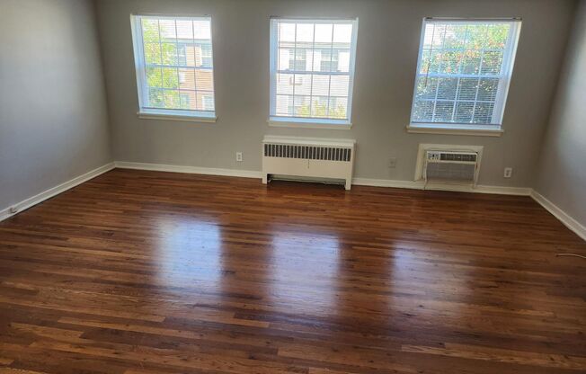 2 beds, 1 bath, 897 sqft, $2,335, Unit B-08