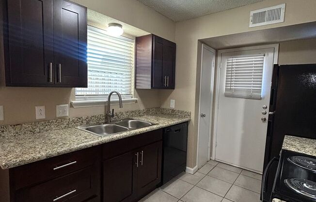 2 beds, 2.5 baths, 1,376 sqft, $1,595, Unit 39