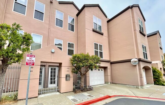 2BD/2BA Spacious Crocker Amazon Condo, Gated Community, Parking! Laundry! PROGRESSIVE