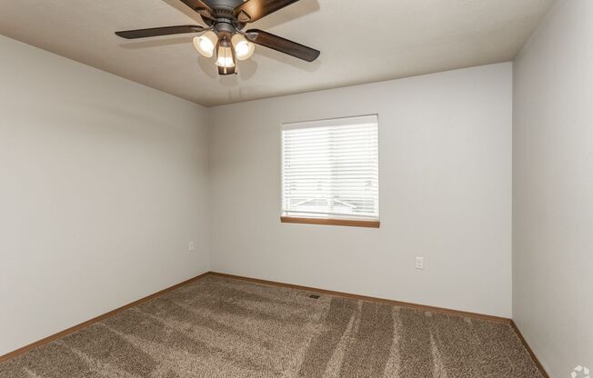 3 beds, 2.5 baths, 1,260 sqft, $1,640, Unit 6800-04