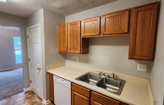 5749 STRATHMOOR MNR CIR