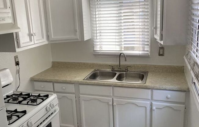 Studio, 1 bath, 450 sqft, $1,300, Unit 207