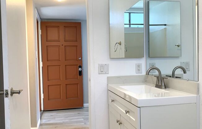 COZY 2BD/2BA CONDO AVAILABLE IN SAN DIEGO