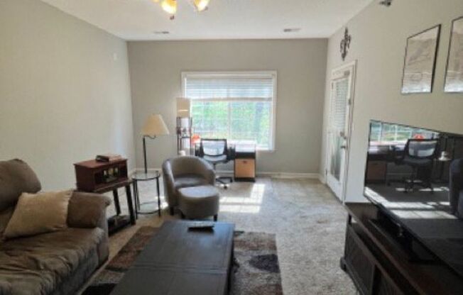 3 beds, 2 baths, $1,300, Unit UNIT 604