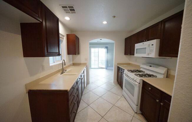 3 beds, 2.5 baths, $1,995, Unit Parcel #:  125-17-310-024