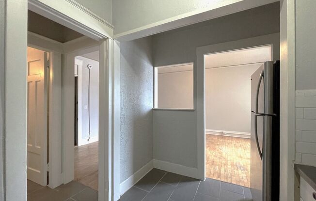 Studio, 1 bath, 410 sqft, $1,095, Unit 300