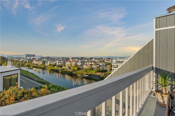 33 REEF ST