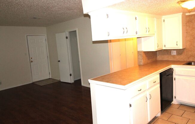 2 beds, 1 bath, 975 sqft, $925, Unit 1011 N 5th