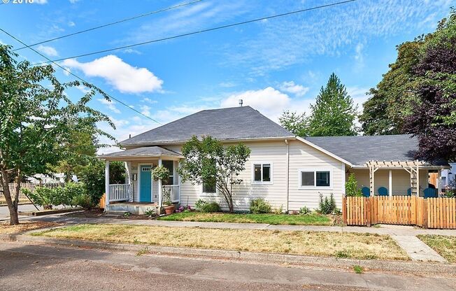 3BD/2BTH Historical Home in Newberg!