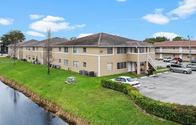 Beautiful 2/2 Unit at Lakewood Village at Coral Springs