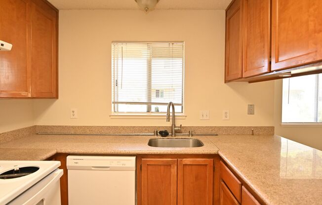 3 bed 2.5 bath, 2 Car Garage, Private Patio, 1 mile to Central Park.  3850 Meeks Terrace Fremont