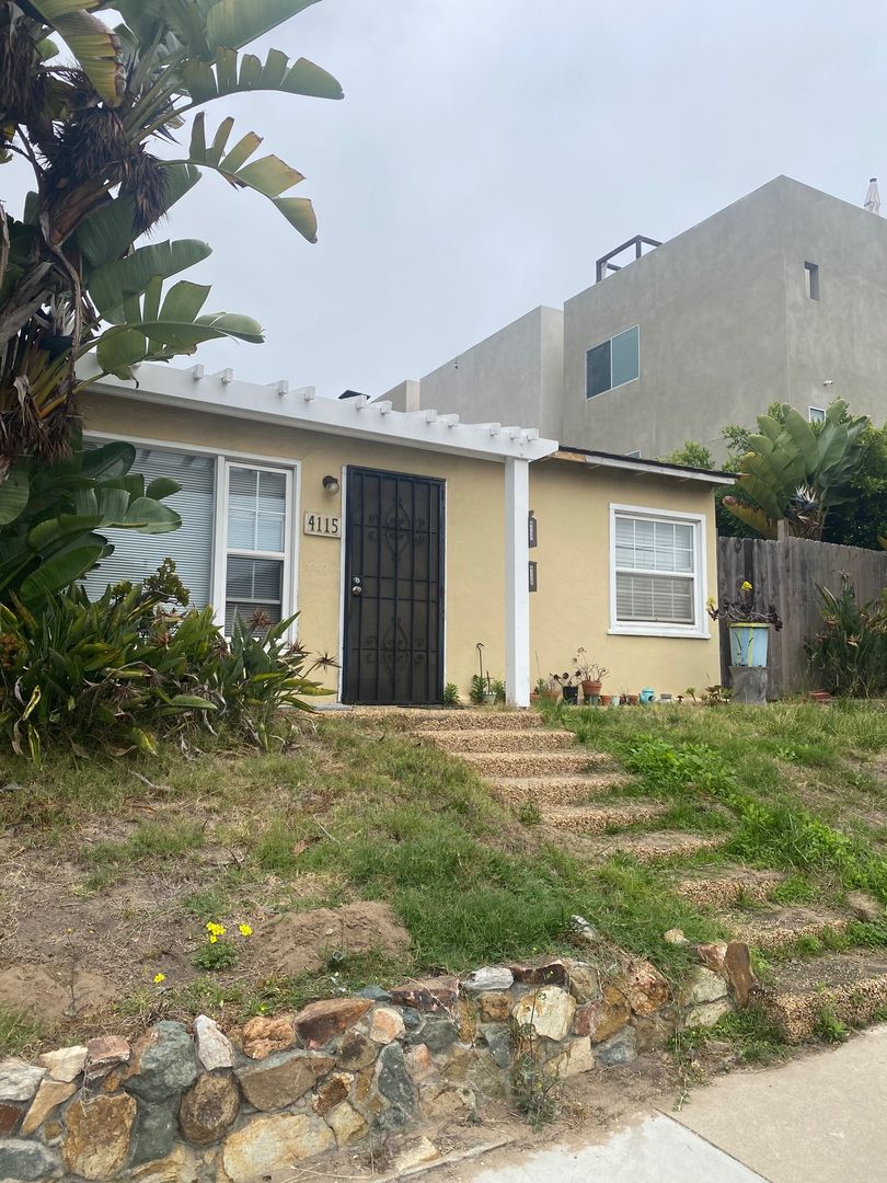 Spacious 3-Bedroom, 2-Bathroom Duplex in Prime San Diego Location