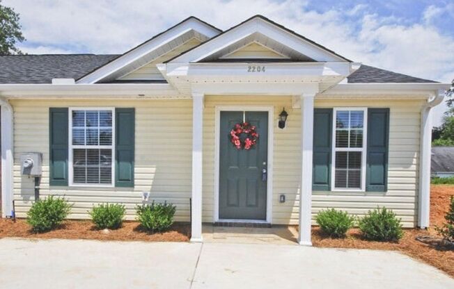 Charming Townhome Near Medical Facilities and Colleges