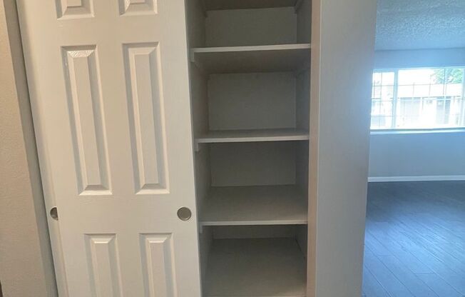 2 beds, 1 bath, 945 sqft, $1,575, Unit 033