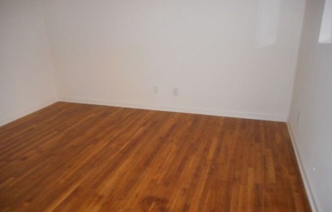 2 bedroom 1.5 bathroom townhouse