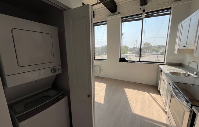 Studio, 1 bath, 327 sqft, $895, Unit 206