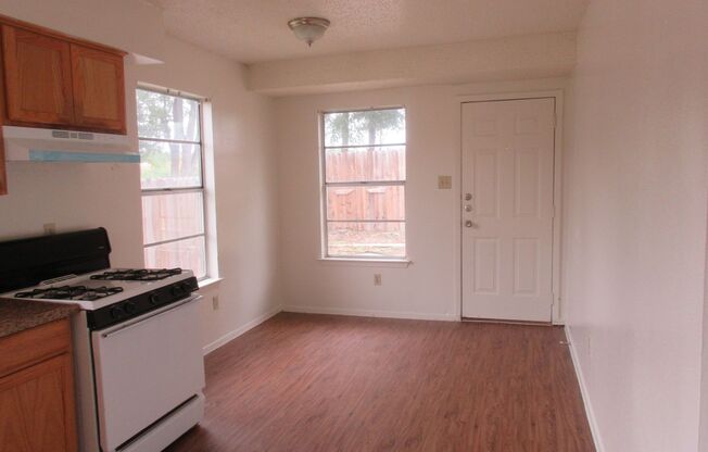 3 beds, 1 bath, 952 sqft, $1,595