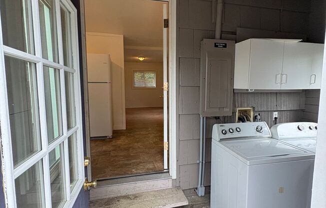 Charming 1 Bed / 1 Bath, Centrally Located!