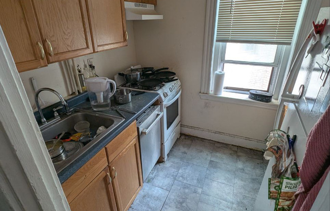 2 beds, 1 bath, $2,950, Unit 14