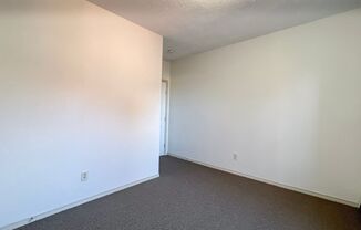 3 beds, 1 bath, $1,700, Unit 2E