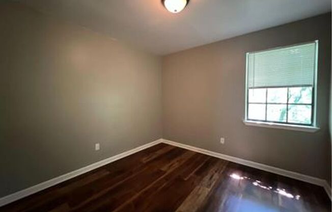 Charming Duplex for Rent- Spacious and Convenient Living!