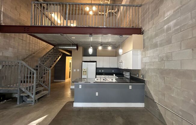 Lofts Oasis of Gainesville-Stunning Two Story 2/3 with Loft