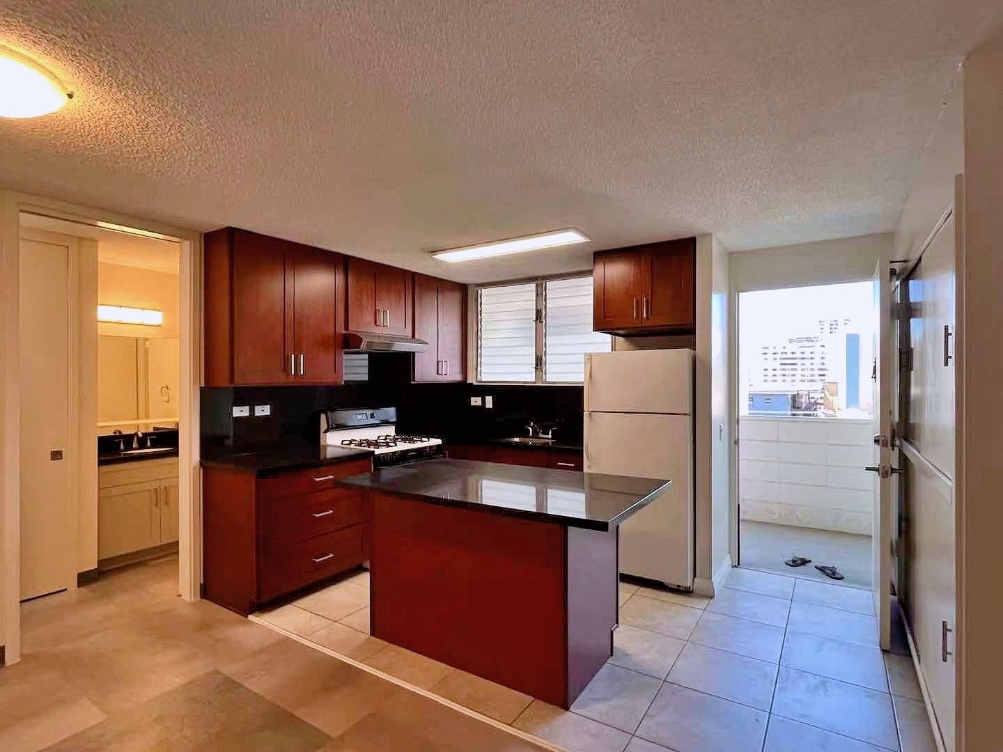 1 Bedroom 1 Bathroom 1 Parking in Makiki