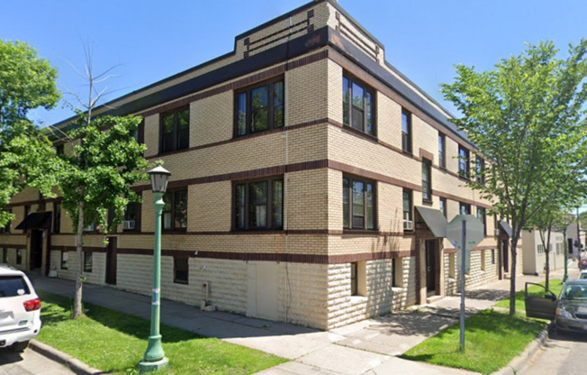 Classic Vintage apartments in Fantastic Midway location