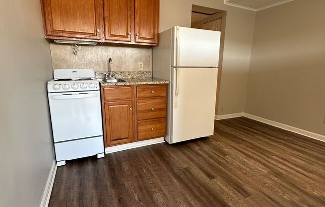 Flexible lease length at a great price! Secure this unit for 6, 12 or 18 months @ $1100/month!! Move In NOW