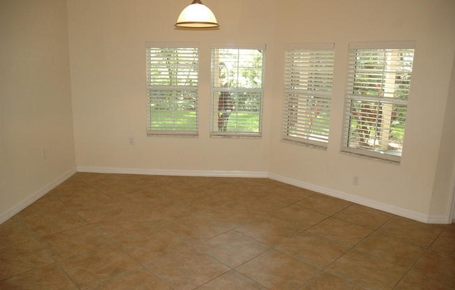 Excellent 3 Bed/2 Bath House - Walk, Ride, or Bike to UF!