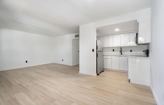 2 beds, 1 bath, $2,200, Unit 1525-12