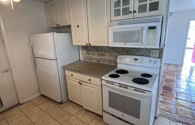 Annual Rental ** Newly Updated 2 Bed / 1.5 Bath Single Family - Tile Floor / Oversized Lanai ** $1,595