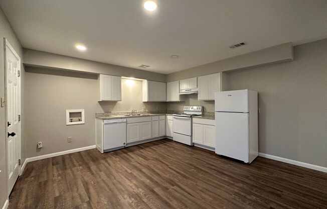 2 beds, 1 bath, $1,095, Unit Unit B