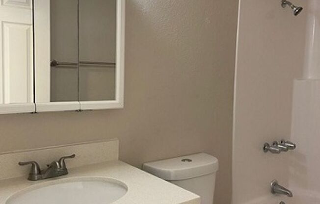 2 beds, 1 bath, 750 sqft, $1,375, Unit H