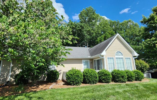 Fantastic location in Clemmons, 2 minutes from shopping and I40