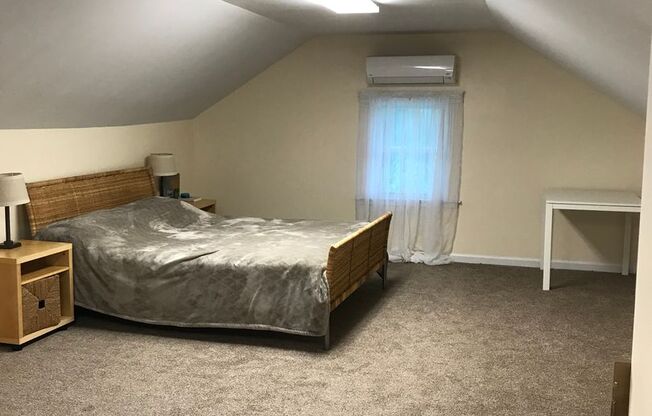 2 beds, 1 bath, $1,500, Unit 426 Greenfield Avenue - Detached