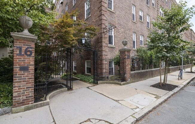 2 beds, 1 bath, 916 sqft, $4,000, Unit 27