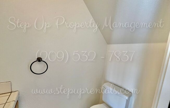 Splendid 2 Bedroom 1.5 Bath Townhouse Near Racetrack!