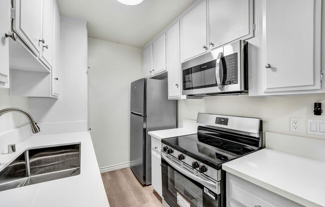 824 Maple St in Ocean Park neighborhood in Santa Monica!  Walk to Main St and the beach.