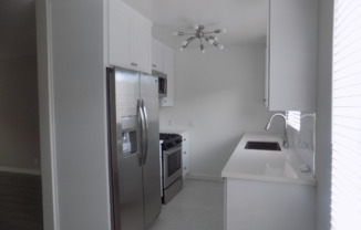 646 S Barrington Ave