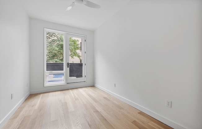 320 TOMPKINS AVE